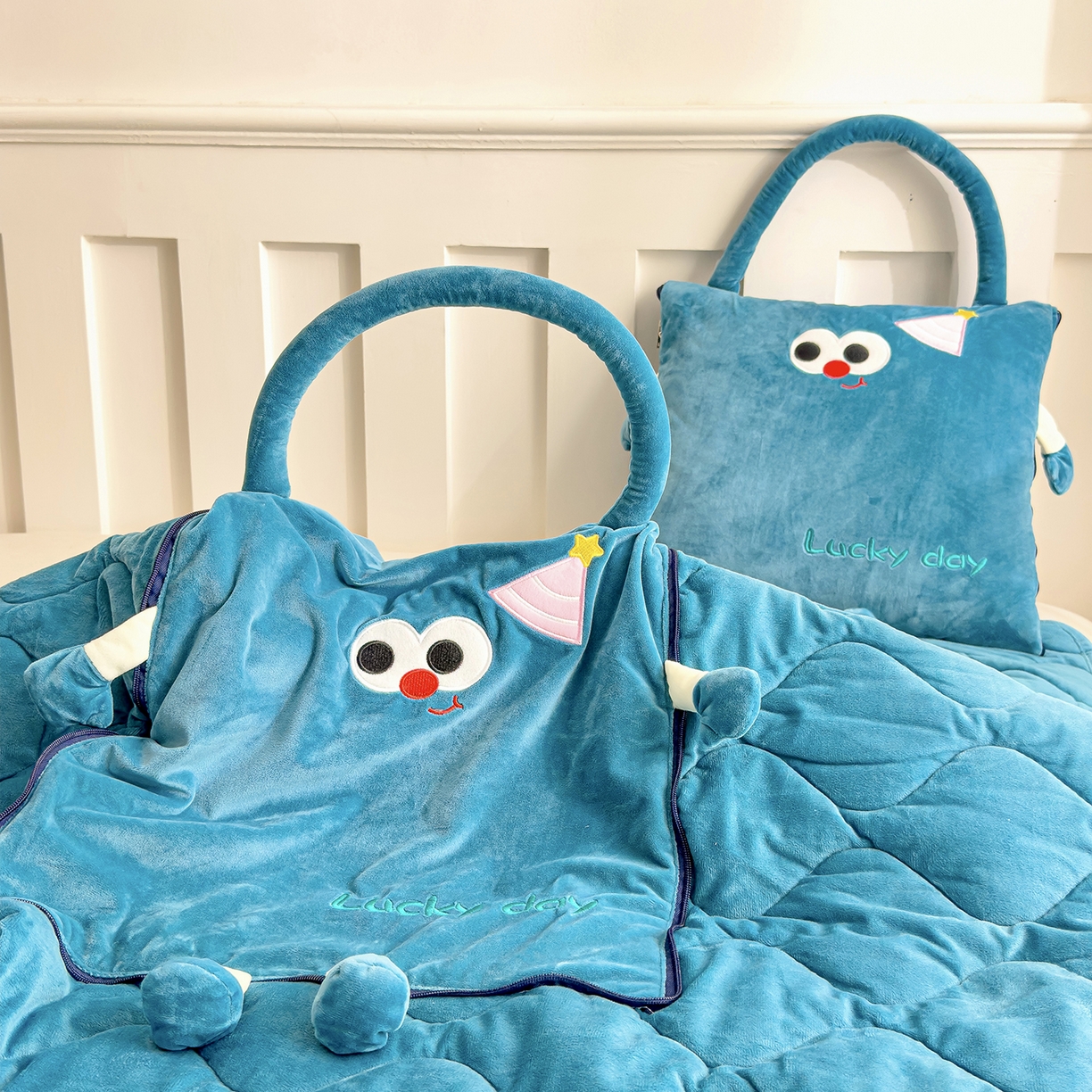 91家纺网 家纺一手货源 找家纺 诺可 2025新款牛奶绒刺绣幸运日手提式多功能抱枕被 幸运日-蓝