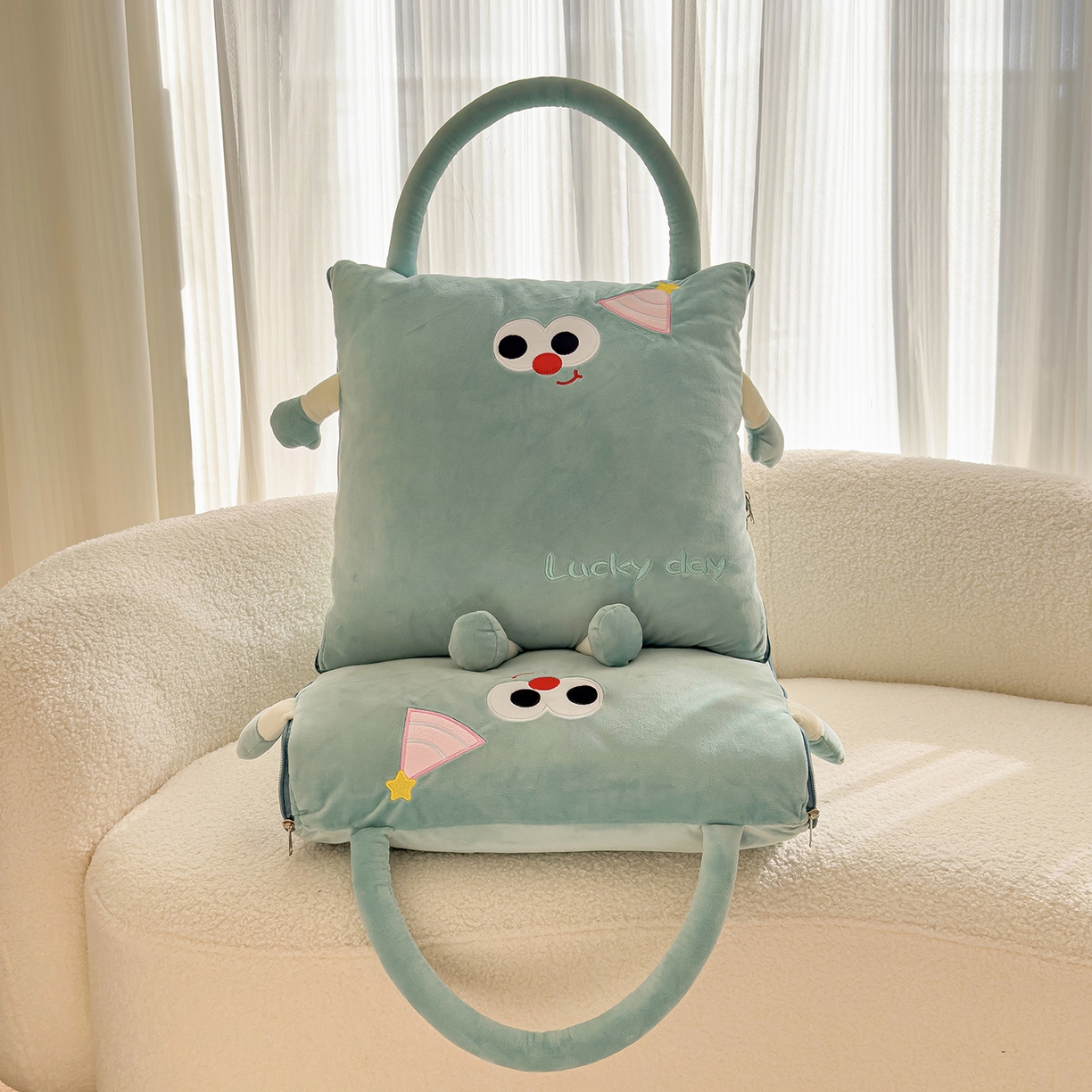 91家纺网 家纺一手货源 找家纺 诺可 2025新款牛奶绒刺绣幸运日手提式多功能抱枕被 幸运日-青