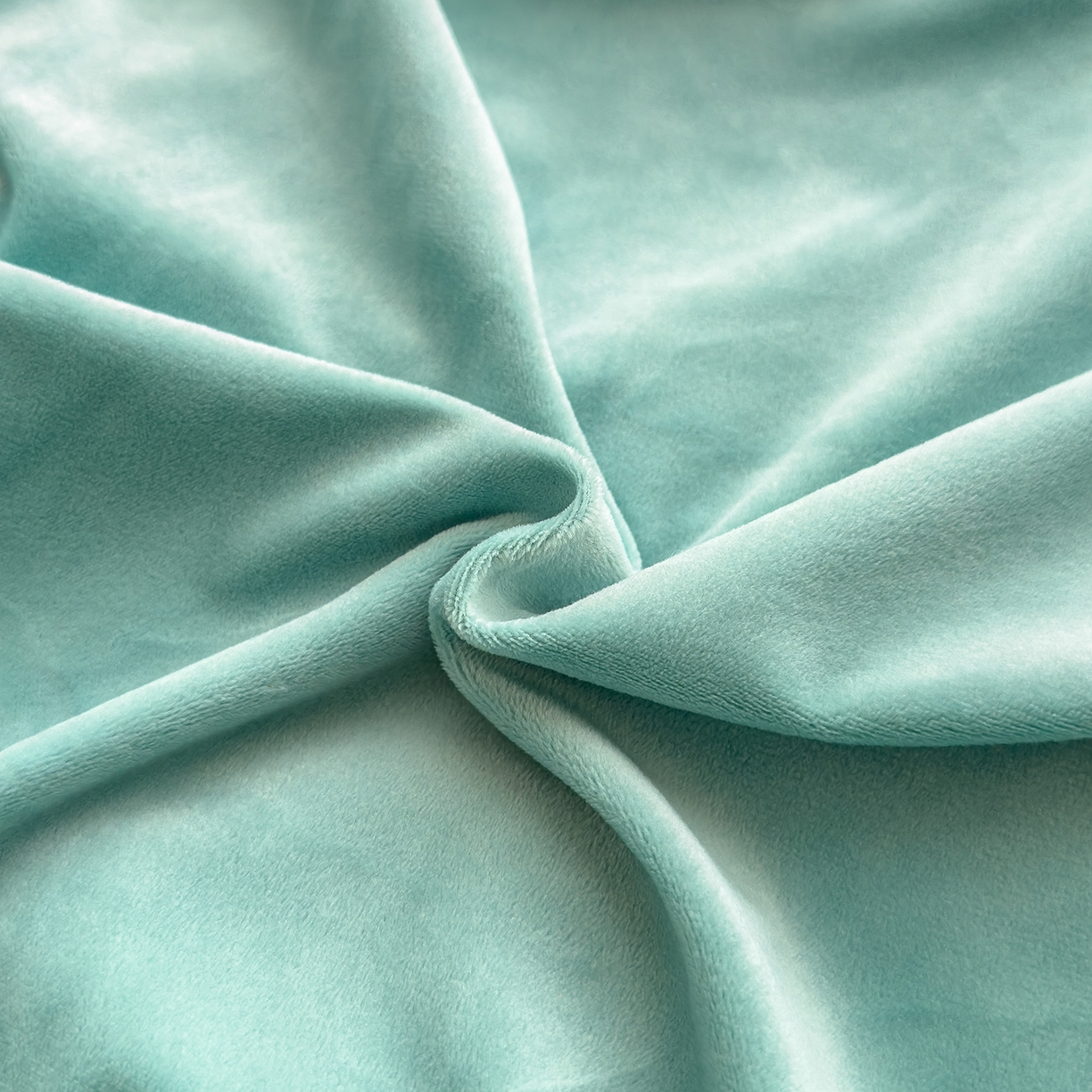 91家纺网 家纺一手货源 找家纺 诺可 2025新款牛奶绒刺绣幸运日手提式多功能抱枕被 幸运日-青