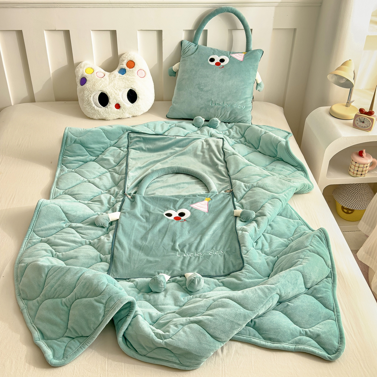 91家纺网 家纺一手货源 找家纺 诺可 2025新款牛奶绒刺绣幸运日手提式多功能抱枕被 幸运日-青