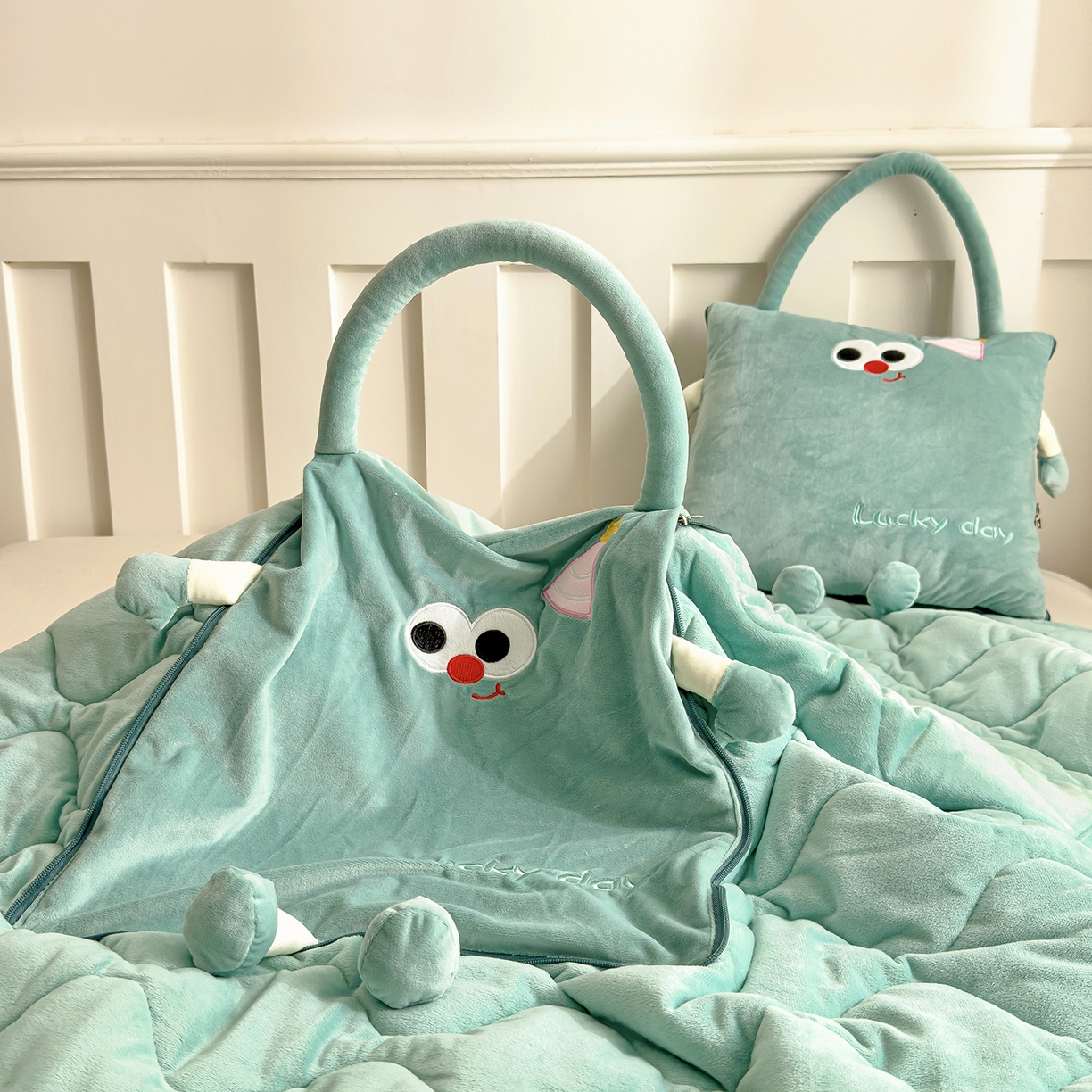 91家纺网 家纺一手货源 找家纺 诺可 2025新款牛奶绒刺绣幸运日手提式多功能抱枕被 幸运日-青