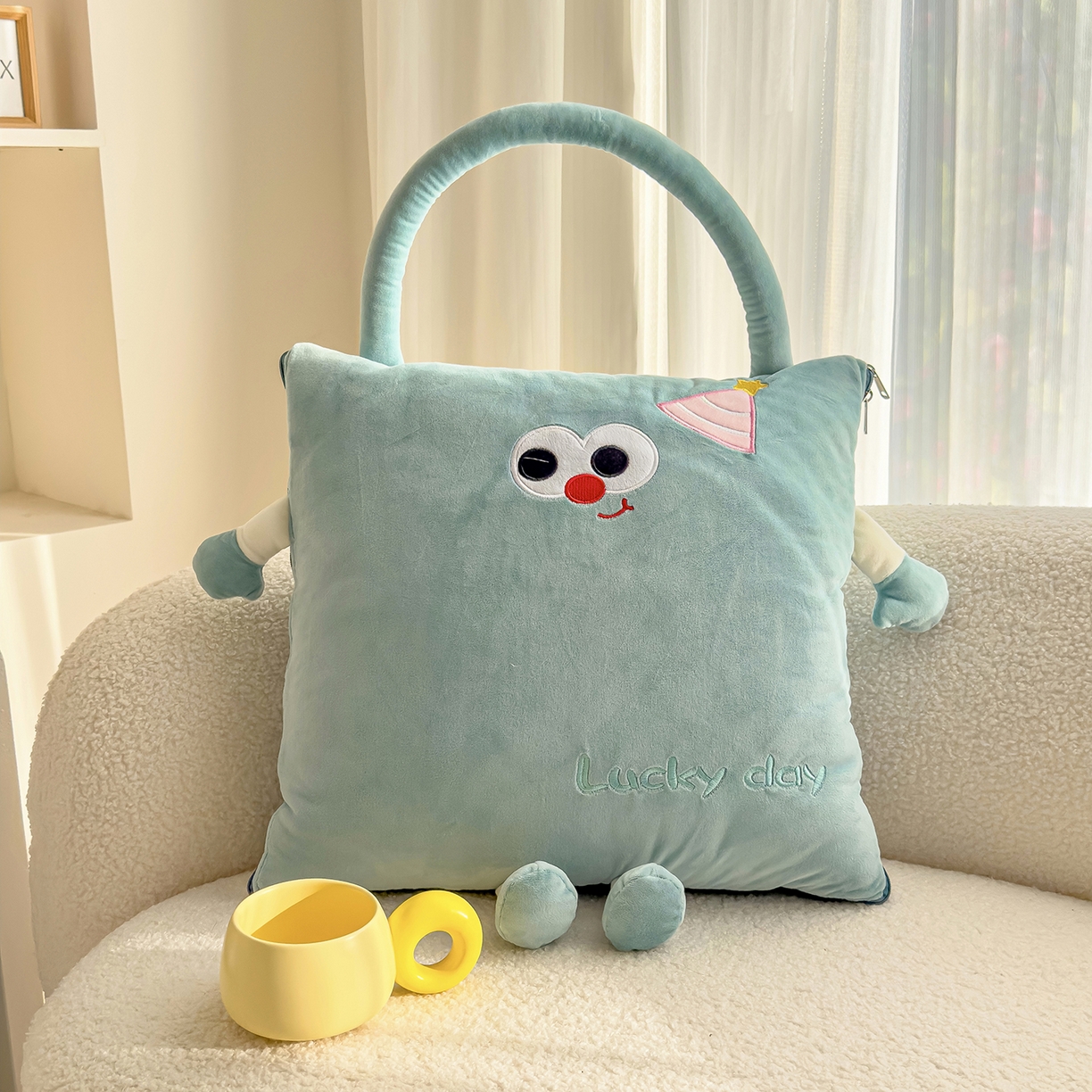 91家纺网 家纺一手货源 找家纺 诺可 2025新款牛奶绒刺绣幸运日手提式多功能抱枕被 幸运日-青