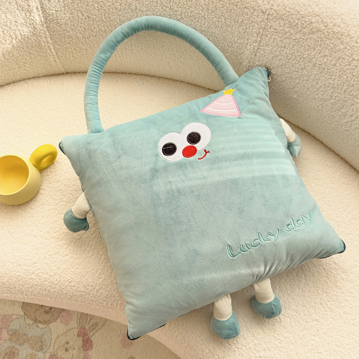 91家纺网 家纺一手货源 找家纺 诺可 2025新款牛奶绒刺绣幸运日手提式多功能抱枕被 幸运日-青