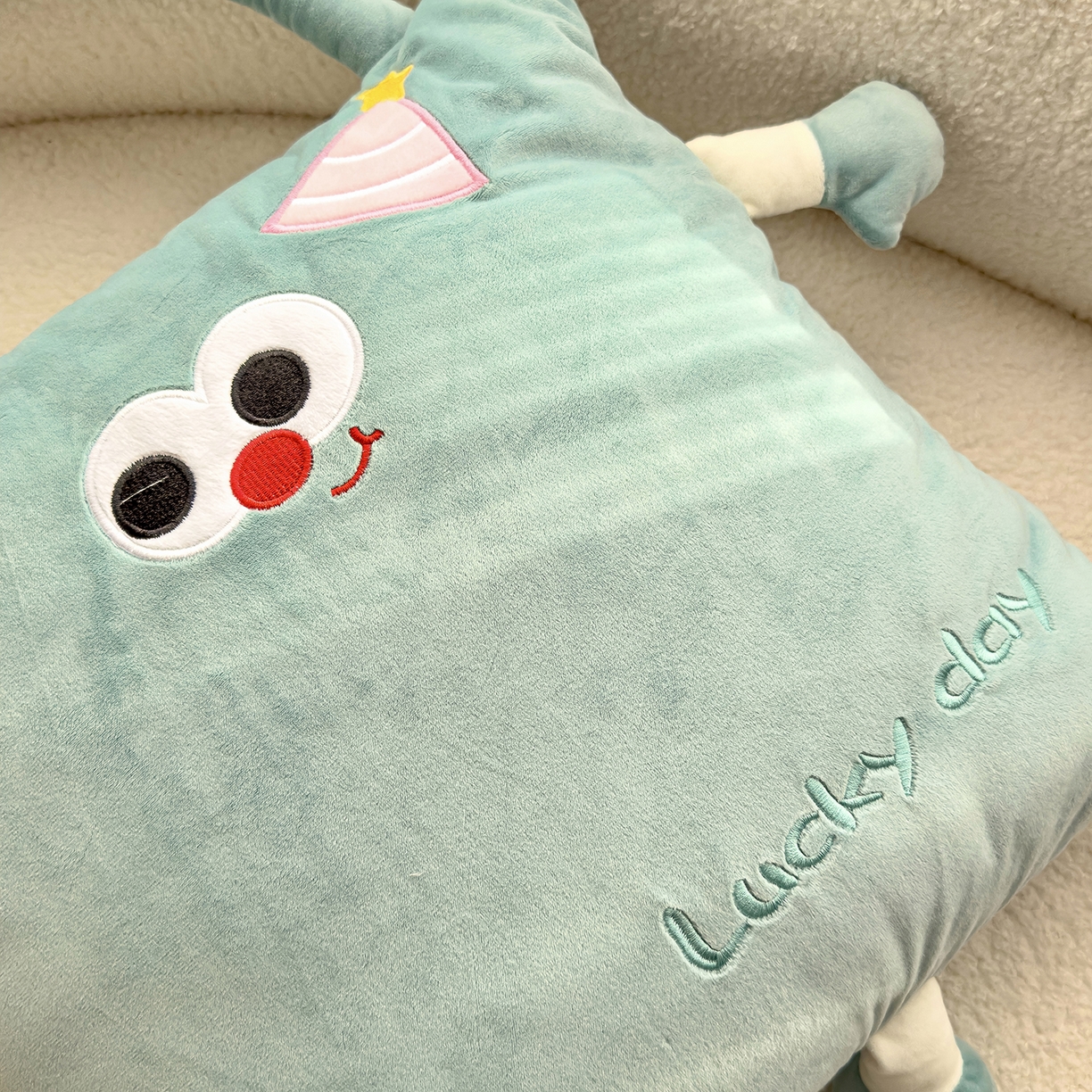 91家纺网 家纺一手货源 找家纺 诺可 2025新款牛奶绒刺绣幸运日手提式多功能抱枕被 幸运日-青