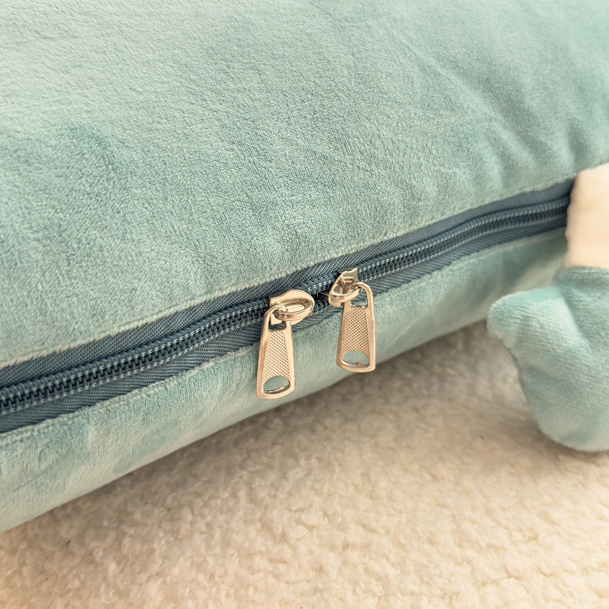 91家纺网 家纺一手货源 找家纺 诺可 2025新款牛奶绒刺绣幸运日手提式多功能抱枕被 幸运日-青