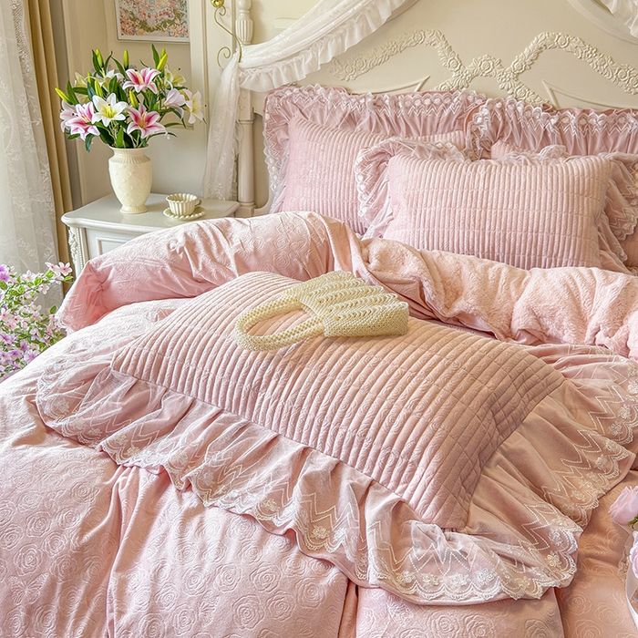 91家纺网 家纺一手货源 找家纺 宜凡家纺 2025新款婴儿绒压花夹棉床盖四件套-香奈花园 香奈花园-粉玉