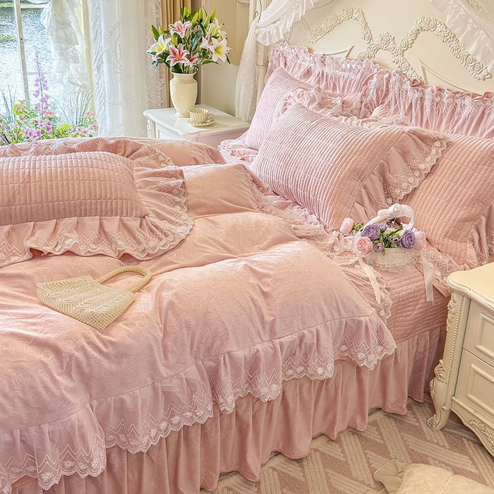 91家纺网 家纺一手货源 找家纺 宜凡家纺 2025新款婴儿绒压花夹棉床盖四件套-香奈花园 香奈花园-粉玉