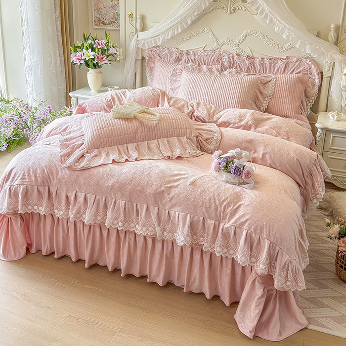 91家纺网 家纺一手货源 找家纺 宜凡家纺 2025新款婴儿绒压花夹棉床盖四件套-香奈花园 香奈花园-粉玉