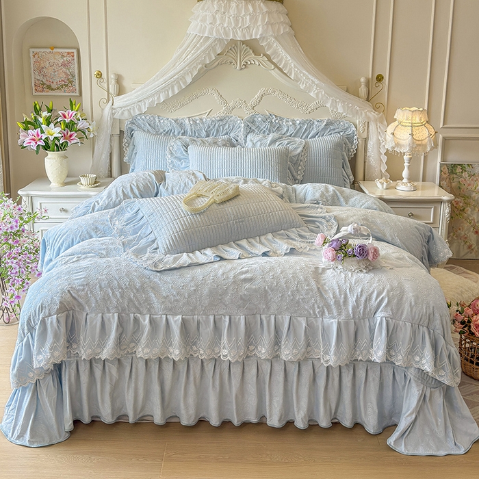 91家纺网 家纺一手货源 找家纺 宜凡家纺 2025新款婴儿绒压花夹棉床盖四件套-香奈花园 香奈花园-浅天蓝