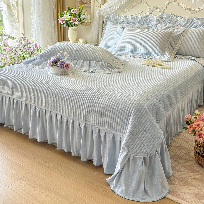 91家纺网 家纺一手货源 找家纺 宜凡家纺 2025新款婴儿绒压花夹棉床盖四件套-香奈花园 香奈花园-浅天蓝