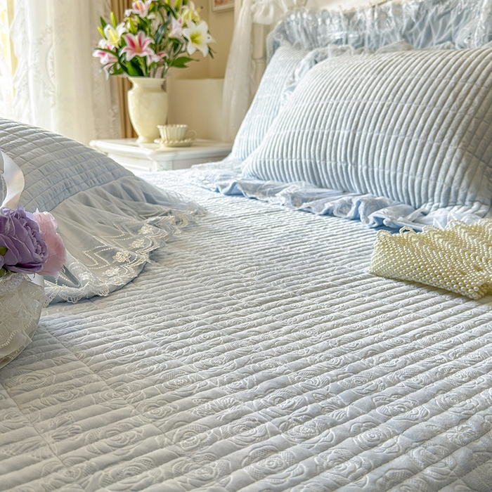 91家纺网 家纺一手货源 找家纺 宜凡家纺 2025新款婴儿绒压花夹棉床盖四件套-香奈花园 香奈花园-浅天蓝