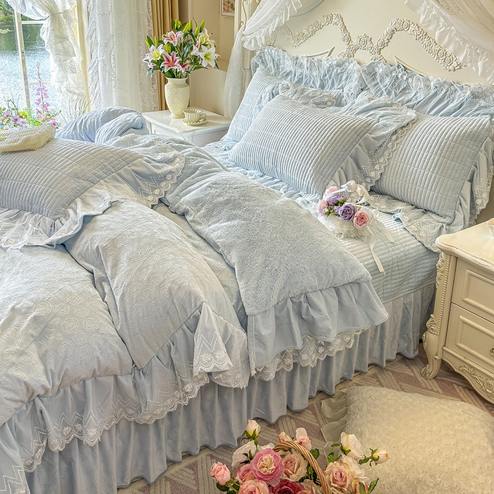 91家纺网 家纺一手货源 找家纺 宜凡家纺 2025新款婴儿绒压花夹棉床盖四件套-香奈花园 香奈花园-浅天蓝