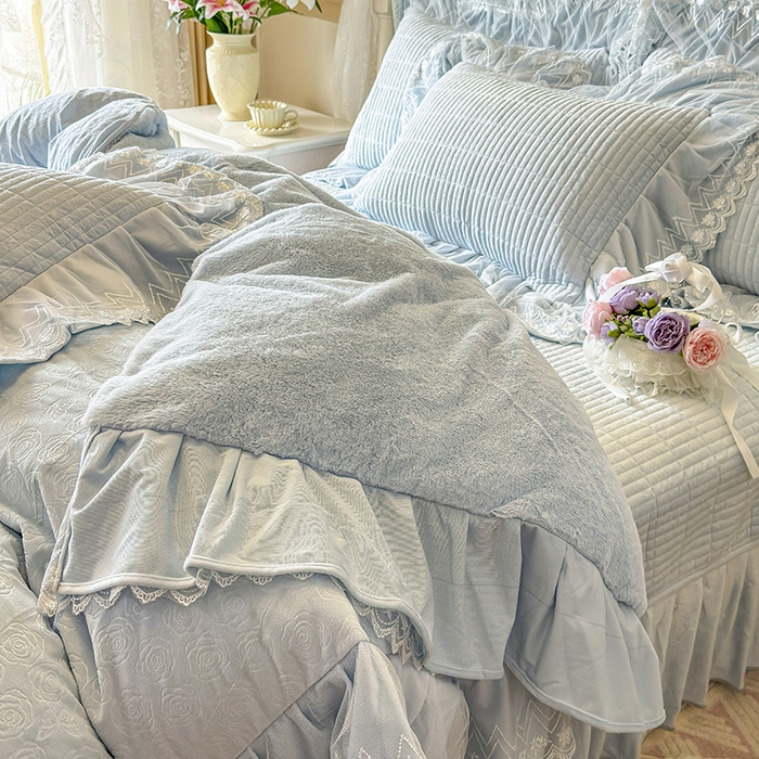 91家纺网 家纺一手货源 找家纺 宜凡家纺 2025新款婴儿绒压花夹棉床盖四件套-香奈花园 香奈花园-浅天蓝