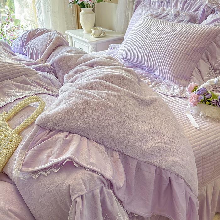 91家纺网 家纺一手货源 找家纺 宜凡家纺 2025新款婴儿绒压花夹棉床盖四件套-香奈花园 香奈花园-雪青