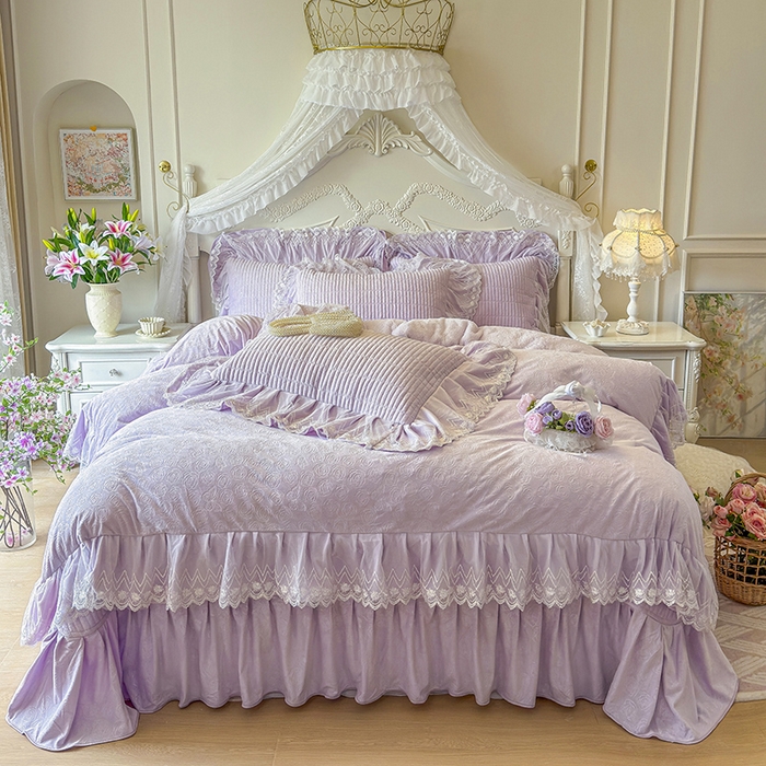 91家纺网 家纺一手货源 找家纺 宜凡家纺 2025新款婴儿绒压花夹棉床盖四件套-香奈花园 香奈花园-雪青