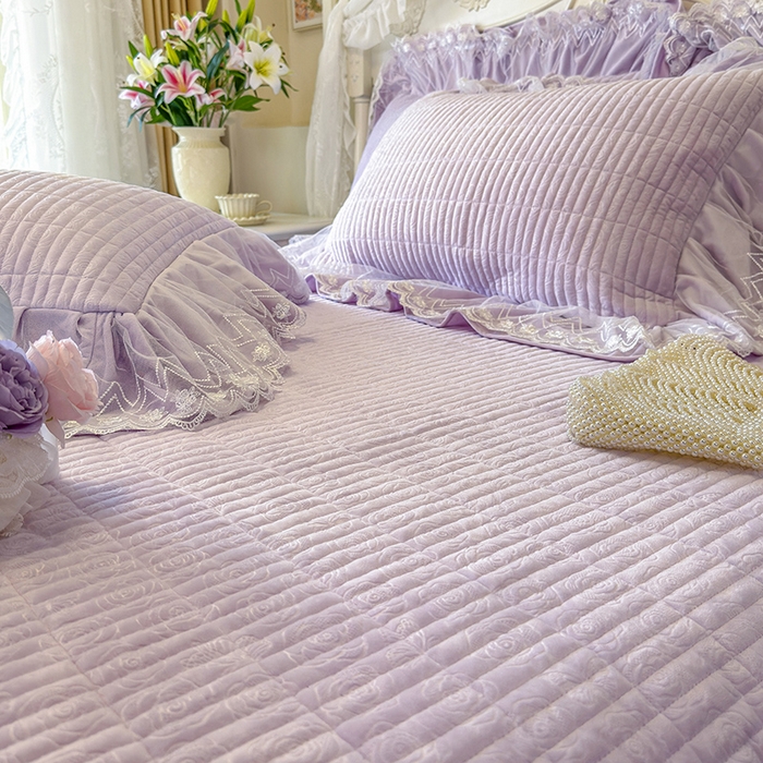 91家纺网 家纺一手货源 找家纺 宜凡家纺 2025新款婴儿绒压花夹棉床盖四件套-香奈花园 香奈花园-雪青