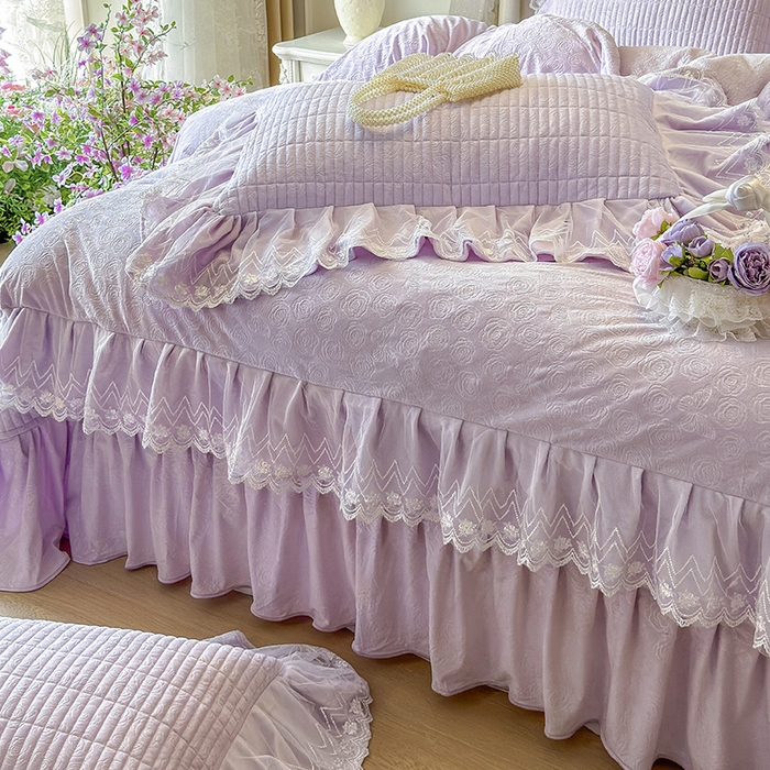 91家纺网 家纺一手货源 找家纺 宜凡家纺 2025新款婴儿绒压花夹棉床盖四件套-香奈花园 香奈花园-雪青