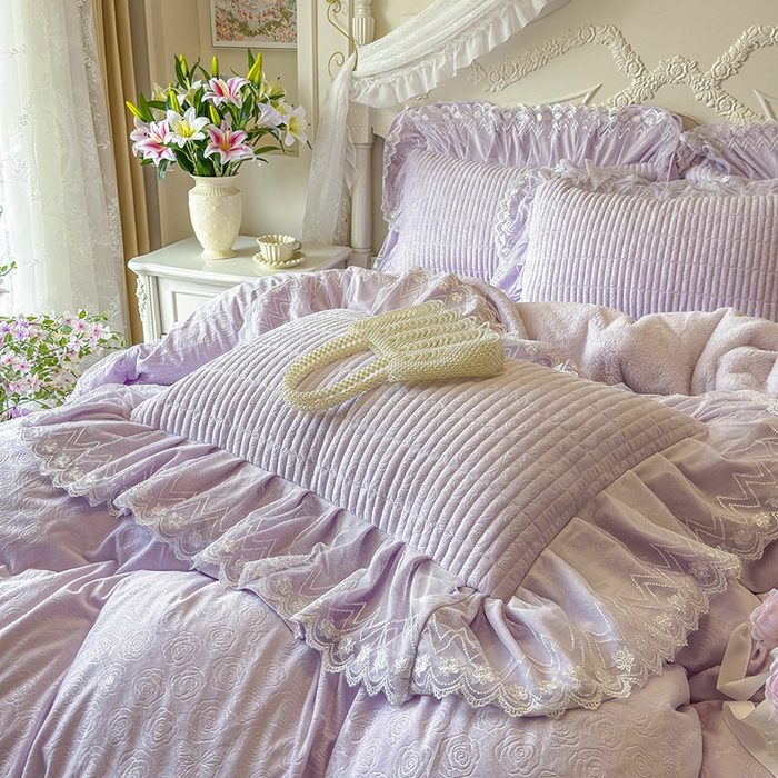 91家纺网 家纺一手货源 找家纺 宜凡家纺 2025新款婴儿绒压花夹棉床盖四件套-香奈花园 香奈花园-雪青