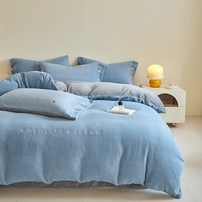 91家纺网 家纺一手货源 找家纺 （总）绒城 绒城 2025新款 260克纽扣式刺绣羊驼绒四件套牛奶绒四件套 钮扣款 - 云朵系列