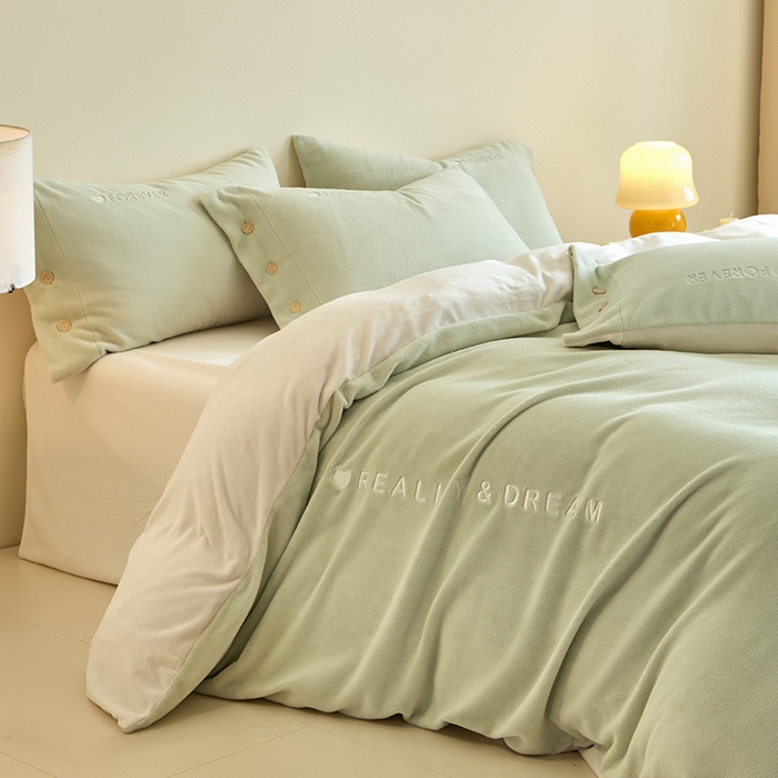 91家纺网 家纺一手货源 找家纺 （总）绒城 绒城 2025新款 260克纽扣式刺绣羊驼绒四件套牛奶绒四件套 钮扣款 - 云朵系列