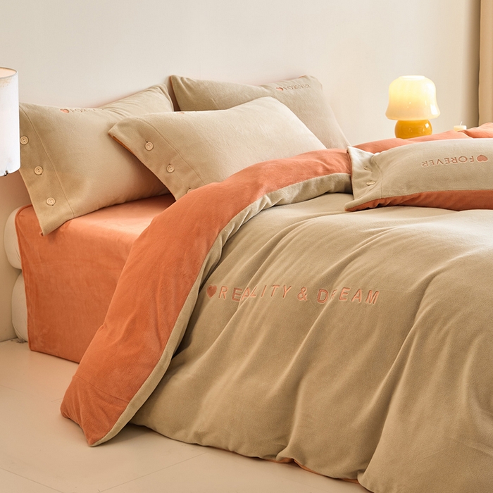 91家纺网 家纺一手货源 找家纺 （总）绒城 绒城 2025新款 260克纽扣式刺绣羊驼绒四件套牛奶绒四件套 钮扣款 - 云朵系列