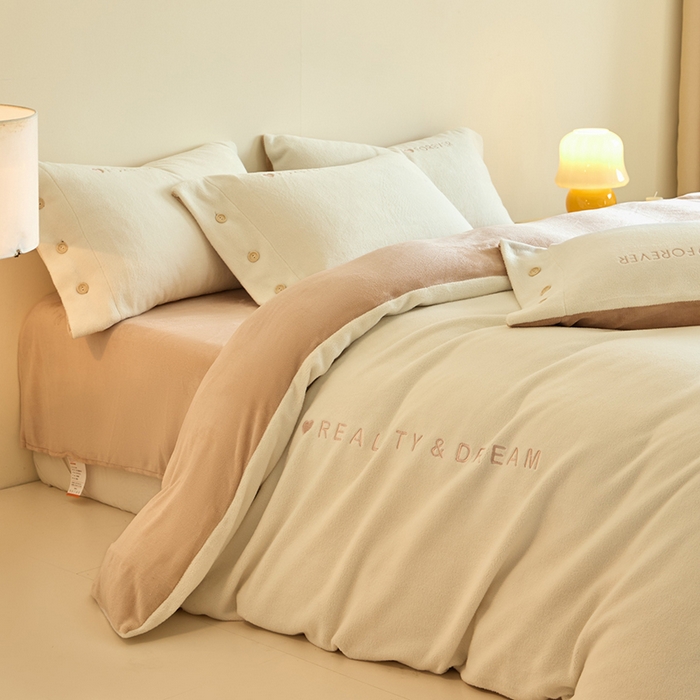 91家纺网 家纺一手货源 找家纺 （总）绒城 绒城 2025新款 260克纽扣式刺绣羊驼绒四件套牛奶绒四件套 钮扣款 - 云朵系列