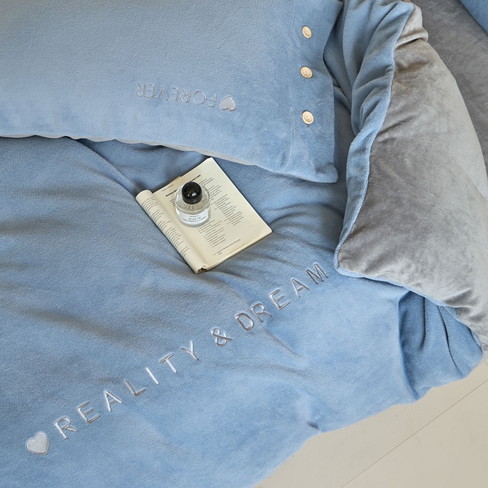 91家纺网 家纺一手货源 找家纺 （总）绒城 绒城 2025新款 260克纽扣式刺绣羊驼绒四件套牛奶绒四件套 钮扣款 - 云朵系列