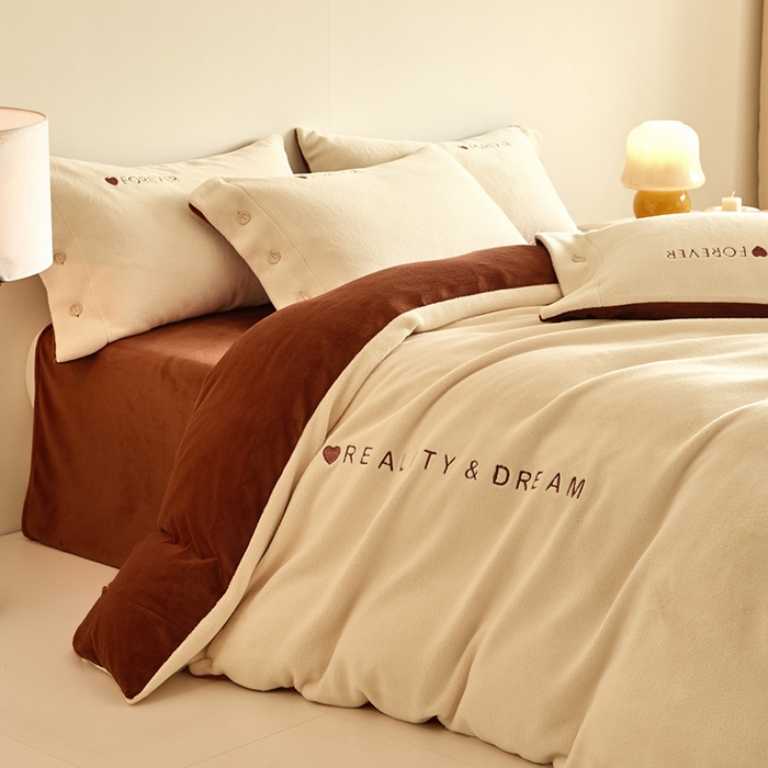 91家纺网 家纺一手货源 找家纺 （总）绒城 绒城 2025新款 260克纽扣式刺绣羊驼绒四件套牛奶绒四件套 钮扣款 - 云朵系列