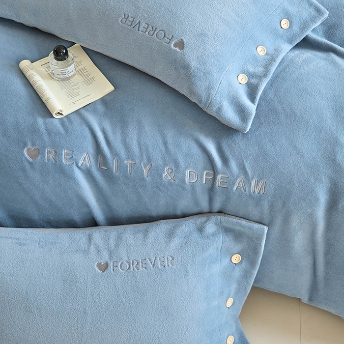 91家纺网 家纺一手货源 找家纺 （总）绒城 绒城 2025新款 260克纽扣式刺绣羊驼绒四件套牛奶绒四件套 钮扣款 - 云朵系列