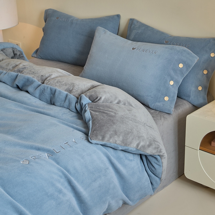 91家纺网 家纺一手货源 找家纺 （总）绒城 绒城 2025新款 260克纽扣式刺绣羊驼绒四件套牛奶绒四件套 钮扣款 - 云朵系列