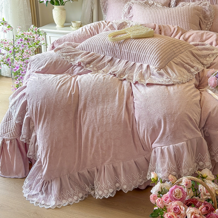 91家纺网 家纺一手货源 找家纺 宜凡家纺 2025新款婴儿绒压花夹棉床盖四件套-香奈花园 香奈花园-紫豆沙