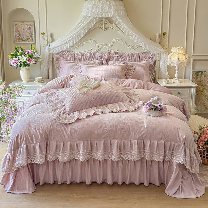 91家纺网 家纺一手货源 找家纺 宜凡家纺 2025新款婴儿绒压花夹棉床盖四件套-香奈花园 香奈花园-紫豆沙