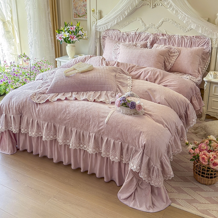 91家纺网 家纺一手货源 找家纺 宜凡家纺 2025新款婴儿绒压花夹棉床盖四件套-香奈花园 香奈花园-紫豆沙