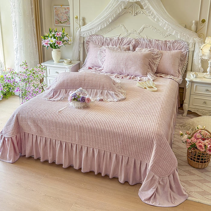 91家纺网 家纺一手货源 找家纺 宜凡家纺 2025新款婴儿绒压花夹棉床盖四件套-香奈花园 香奈花园-紫豆沙