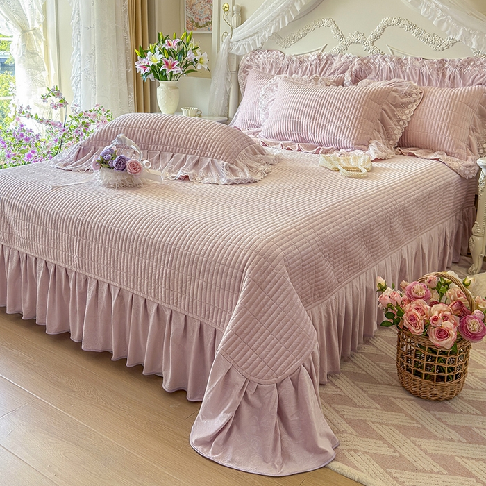 91家纺网 家纺一手货源 找家纺 宜凡家纺 2025新款婴儿绒压花夹棉床盖四件套-香奈花园 香奈花园-紫豆沙