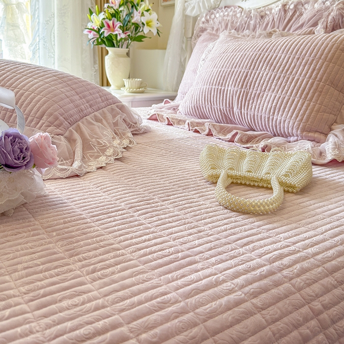 91家纺网 家纺一手货源 找家纺 宜凡家纺 2025新款婴儿绒压花夹棉床盖四件套-香奈花园 香奈花园-紫豆沙