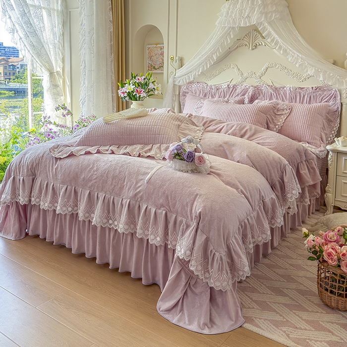 91家纺网 家纺一手货源 找家纺 宜凡家纺 2025新款婴儿绒压花夹棉床盖四件套-香奈花园 香奈花园-紫豆沙