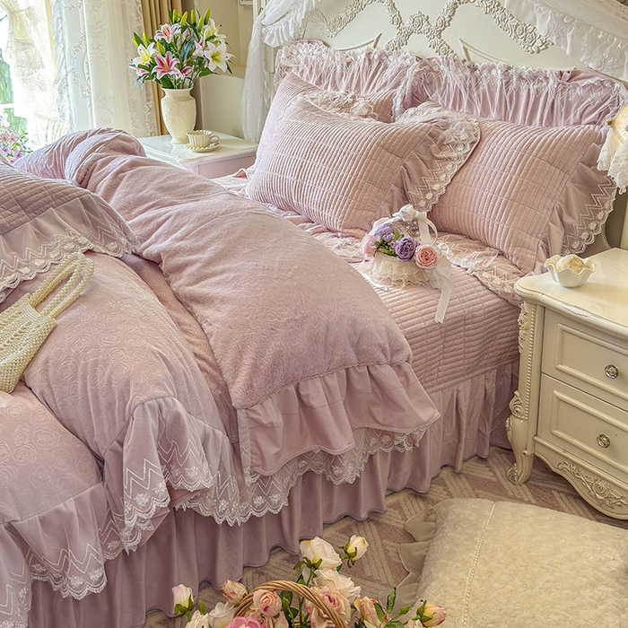 91家纺网 家纺一手货源 找家纺 宜凡家纺 2025新款婴儿绒压花夹棉床盖四件套-香奈花园 香奈花园-紫豆沙