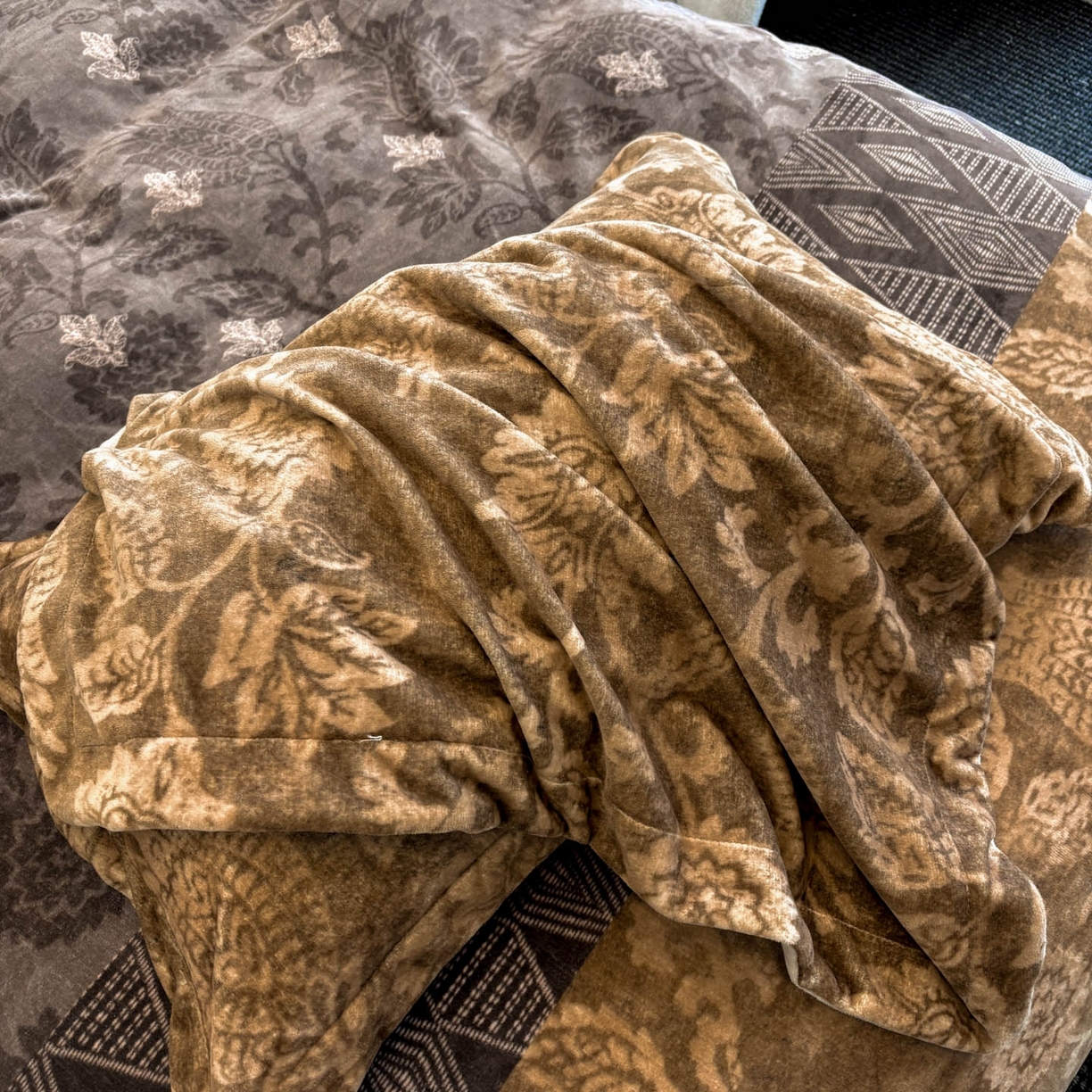 91家纺网 家纺一手货源 找家纺 首尔家纺 2025新款牛奶绒轻奢简约款四件套 优雅生活-驼