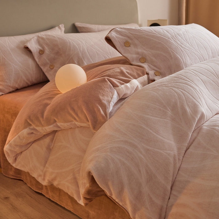 91家纺网 家纺一手货源 找家纺 （总）绒城 绒城 2025新款 纽扣工艺230克雕花绒四件套牛奶绒四件套 - 曲线系列