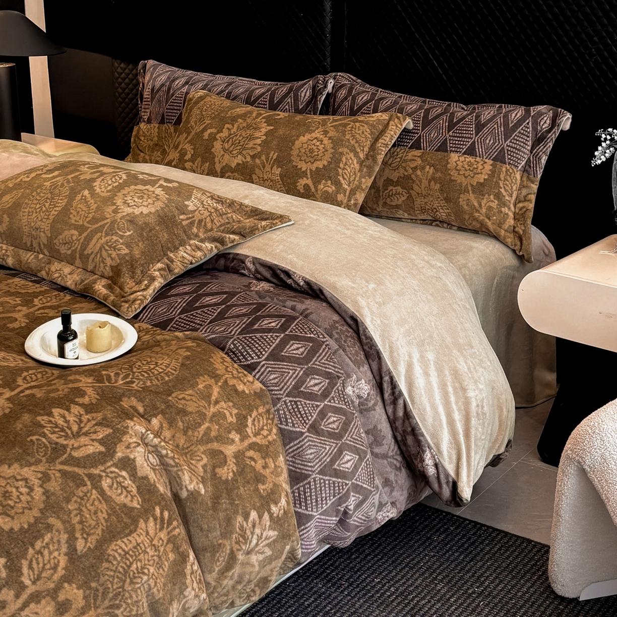 91家纺网 家纺一手货源 找家纺 首尔家纺 2025新款牛奶绒轻奢简约款四件套 优雅生活-驼