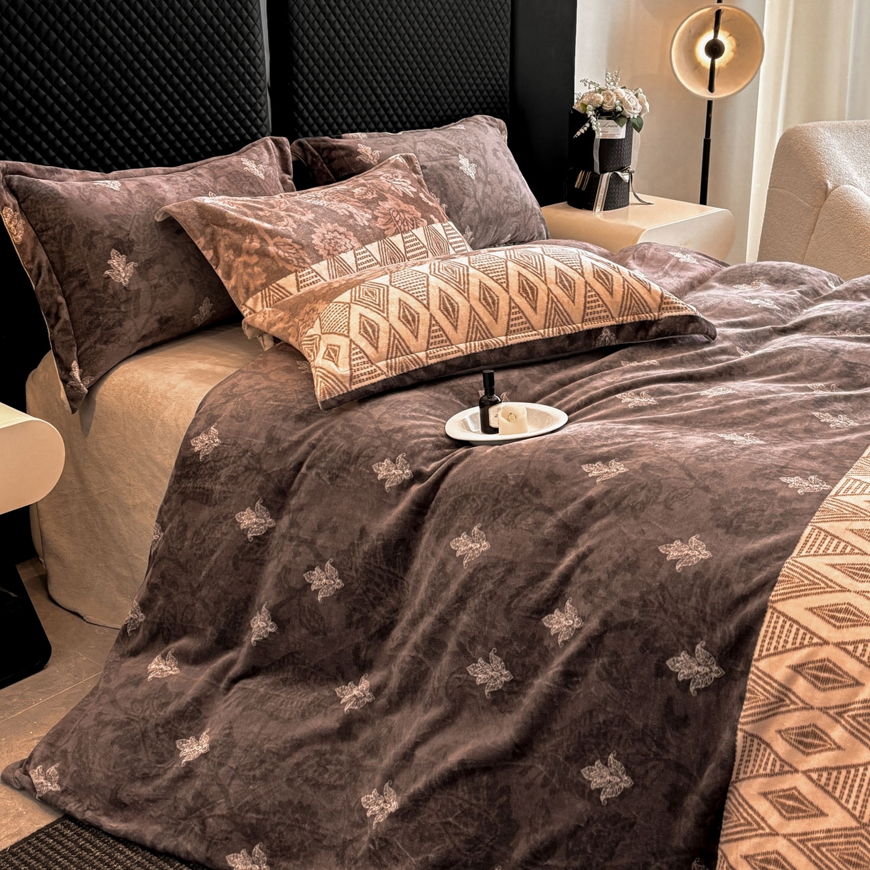 91家纺网 家纺一手货源 找家纺 首尔家纺 2025新款牛奶绒轻奢简约款四件套 优雅生活-咖