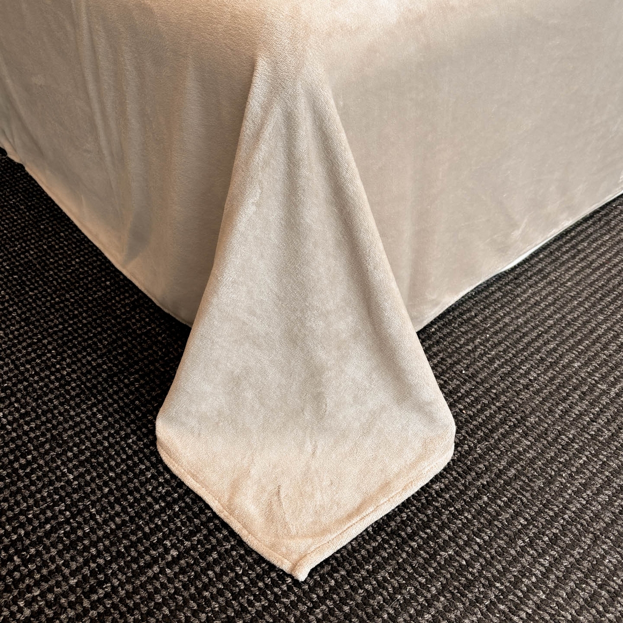 91家纺网 家纺一手货源 找家纺 首尔家纺 2025新款牛奶绒轻奢简约款四件套 优雅生活-咖