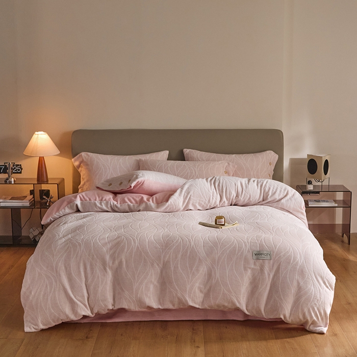 91家纺网 家纺一手货源 找家纺 绒城 绒城 2025新款 纽扣工艺230克雕花绒四件套牛奶绒四件套 - 曲线系列 曲线粉