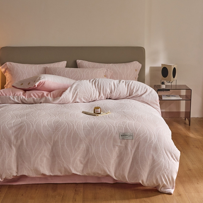 91家纺网 家纺一手货源 找家纺 绒城 绒城 2025新款 纽扣工艺230克雕花绒四件套牛奶绒四件套 - 曲线系列 曲线粉