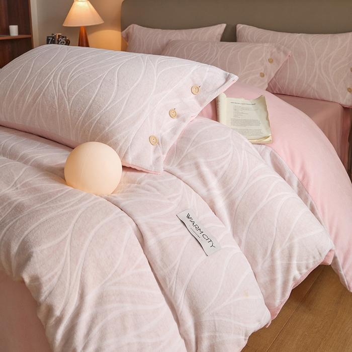 91家纺网 家纺一手货源 找家纺 绒城 绒城 2025新款 纽扣工艺230克雕花绒四件套牛奶绒四件套 - 曲线系列 曲线粉