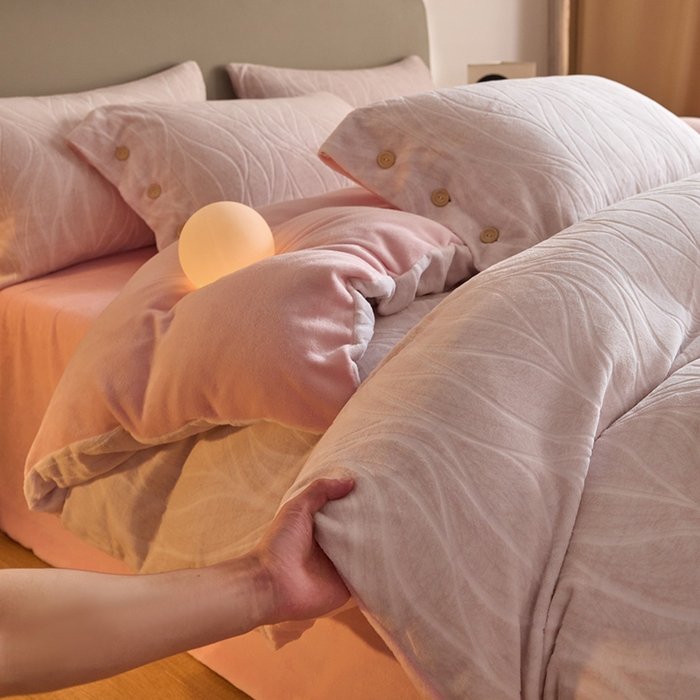 91家纺网 家纺一手货源 找家纺 绒城 绒城 2025新款 纽扣工艺230克雕花绒四件套牛奶绒四件套 - 曲线系列 曲线粉