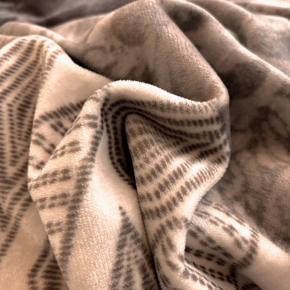 91家纺网 家纺一手货源 找家纺 首尔家纺 2025新款牛奶绒轻奢简约款四件套 优雅生活-咖