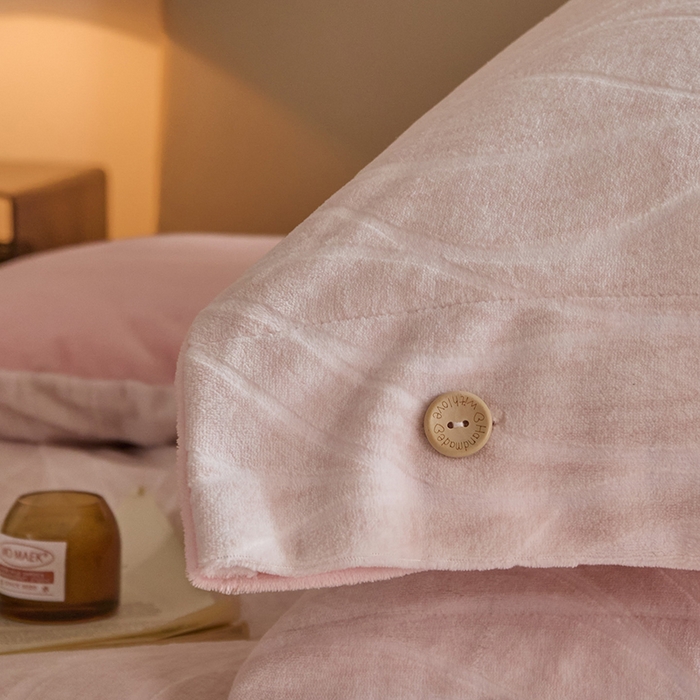 91家纺网 家纺一手货源 找家纺 绒城 绒城 2025新款 纽扣工艺230克雕花绒四件套牛奶绒四件套 - 曲线系列 曲线粉