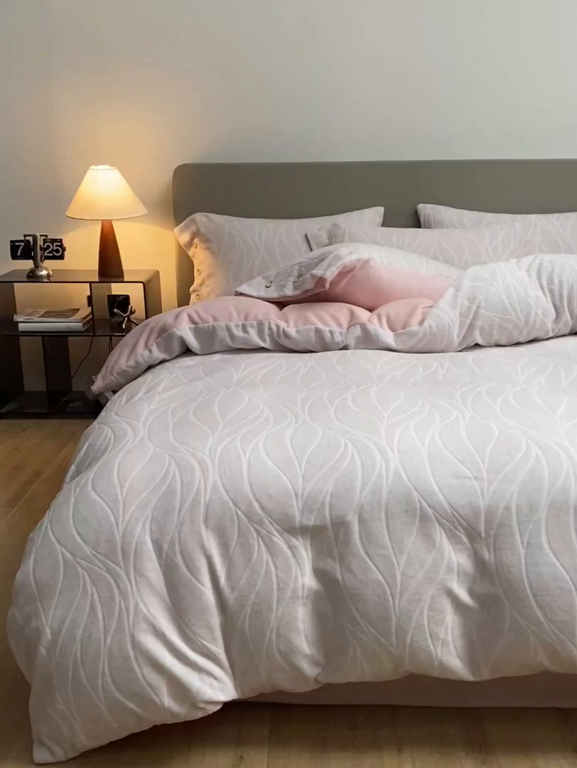 91家纺网 家纺一手货源 找家纺 绒城 绒城 2025新款 纽扣工艺230克雕花绒四件套牛奶绒四件套 - 曲线系列 曲线粉